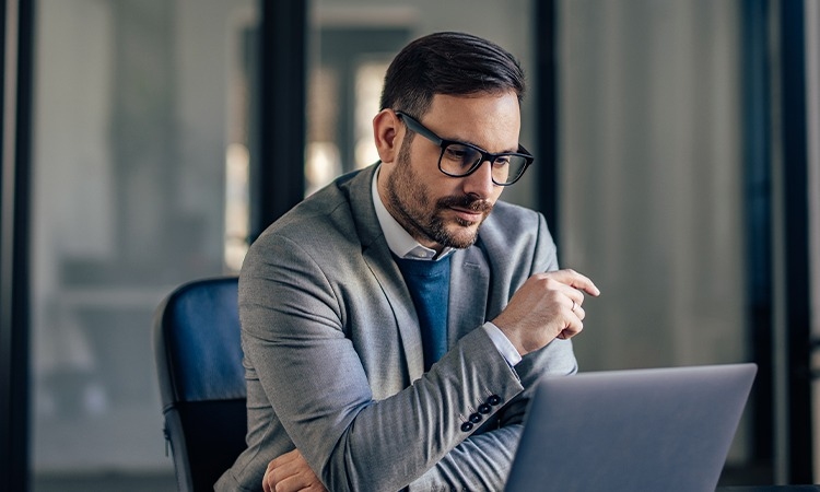 O RH ainda entrevista competências. O mercado contrata capacidade de aprender